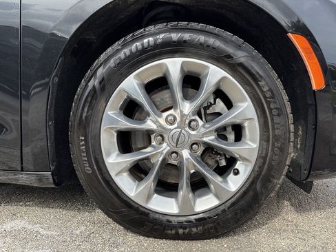 Used 2021 Chrysler Pacifica Touring-L FWD image 18