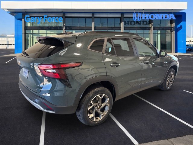 Used 2025 Chevrolet Trax LT FWD image 2
