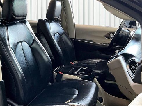 Used 2017 Chrysler Pacifica Touring-L image 30