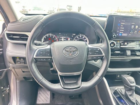 Used 2025 Toyota Highlander LE image 29