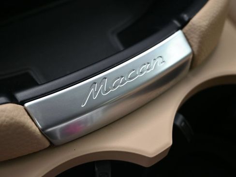 Certified 2025 Porsche Macan AWD/4WD image 19