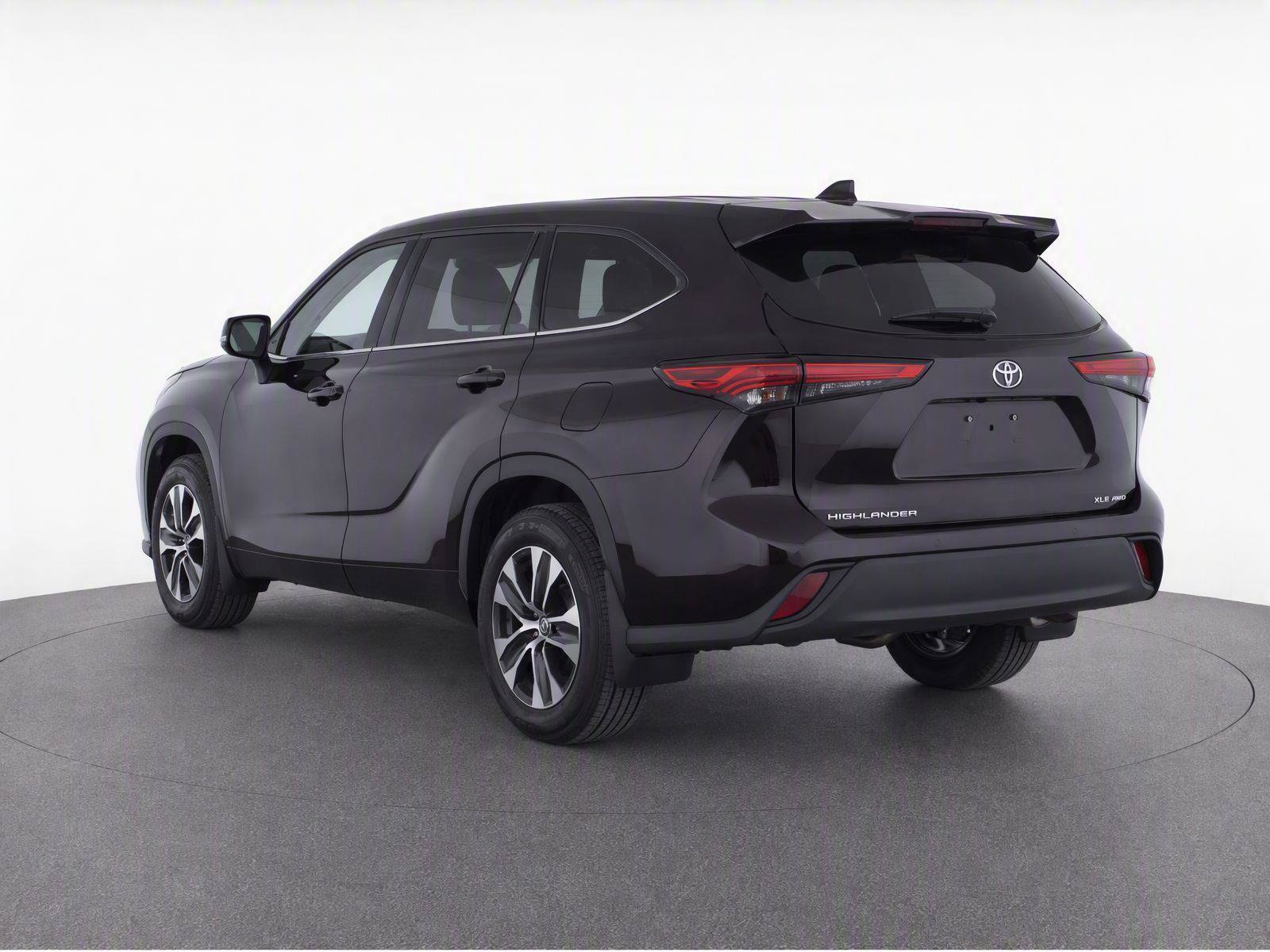 Used 2021 Toyota Highlander XLE AWD/4WD image 7