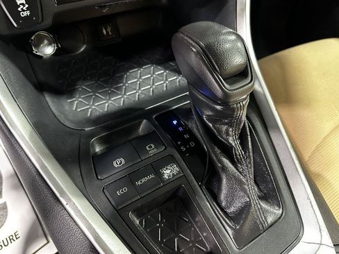Used 2019 Toyota RAV4 LE FWD image 15