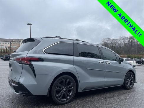 Used 2024 Toyota Sienna XSE image 4
