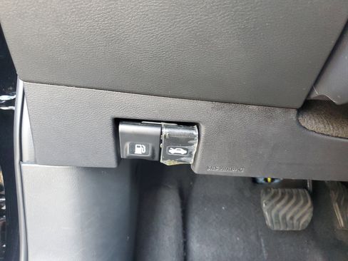 Used 2025 Nissan Versa SV FWD image 21