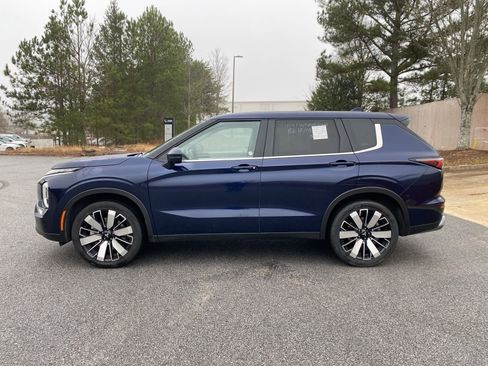 Used 2025 Mitsubishi Outlander SE image 3