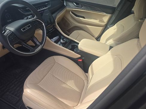 Used 2024 Jeep Grand Cherokee Limited w/ Luxury Tech Group II image 12