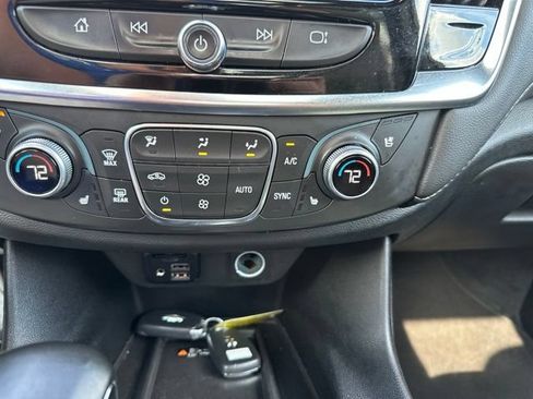 Used 2023 Chevrolet Traverse Premier FWD image 18