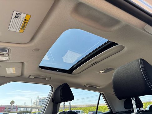Used 2025 Hyundai Venue SEL FWD image 28