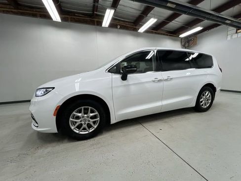 Used 2024 Chrysler Pacifica Touring-L image 5