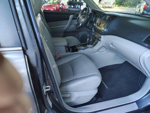 Used 2012 Toyota Highlander SE w/ Tow Pkg FWD image 30