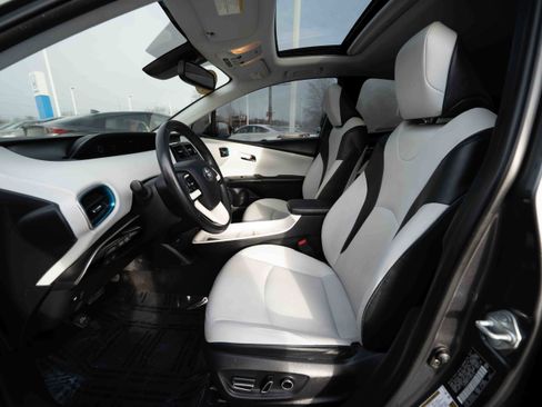 Used 2017 Toyota Prius Four image 9