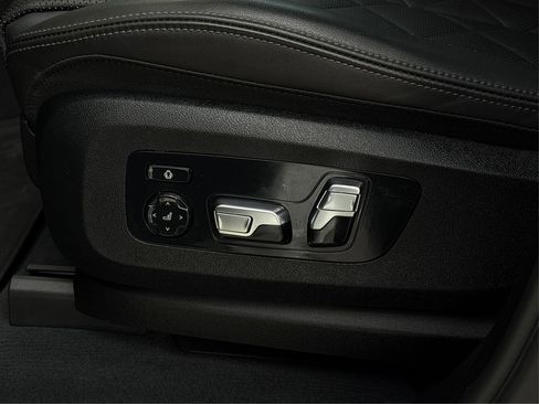 Used 2023 BMW X7 xDrive40i w/ M Sport Package image 30