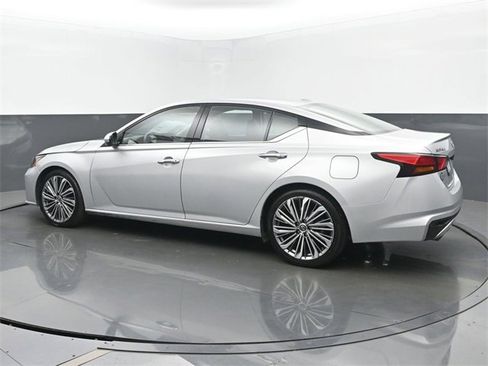 Used 2023 Nissan Altima 2.5 SL image 3