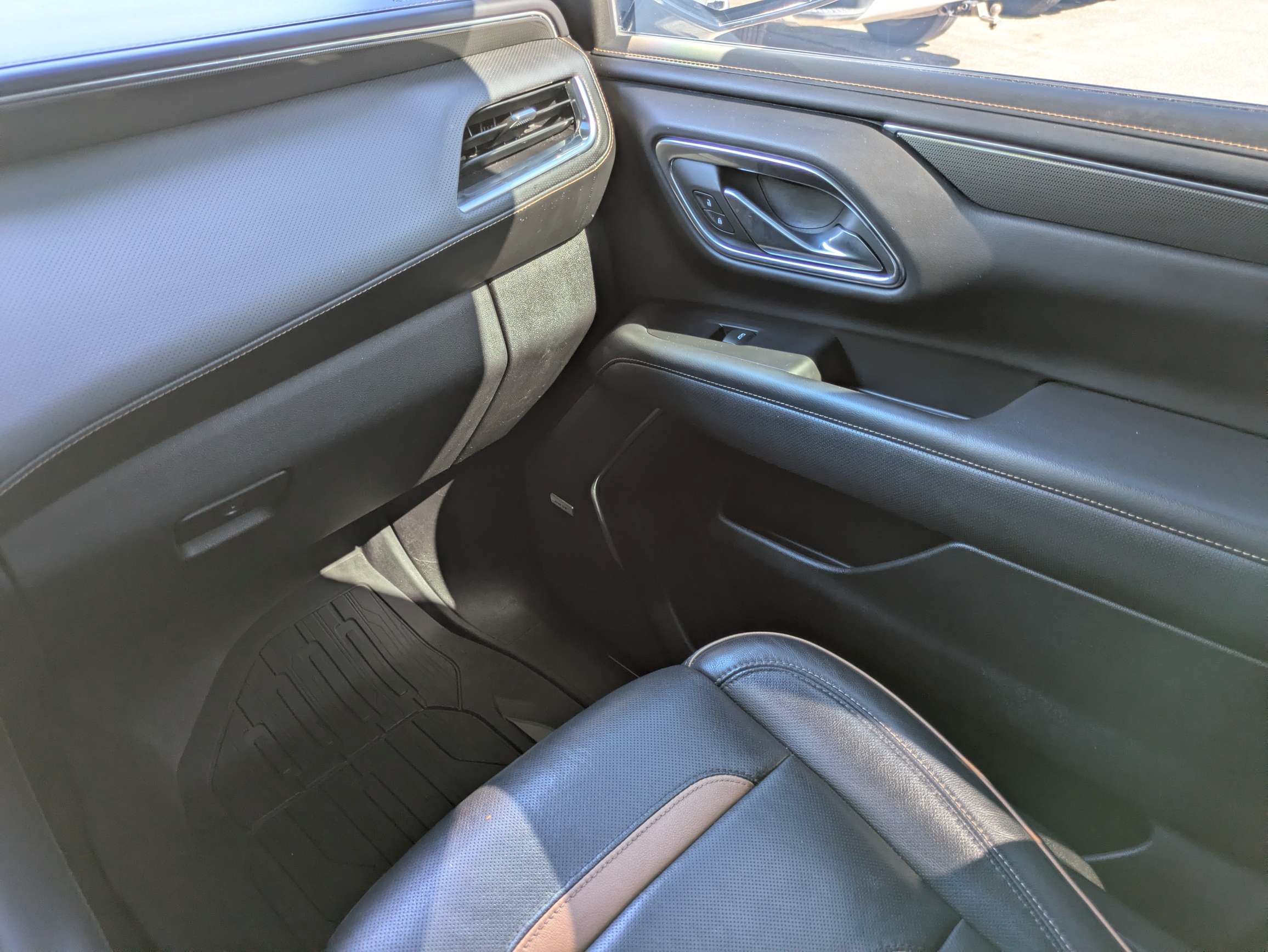 Used 2023 GMC Yukon AT4 w/ AT4 Premium Plus Package AWD/4WD image 12