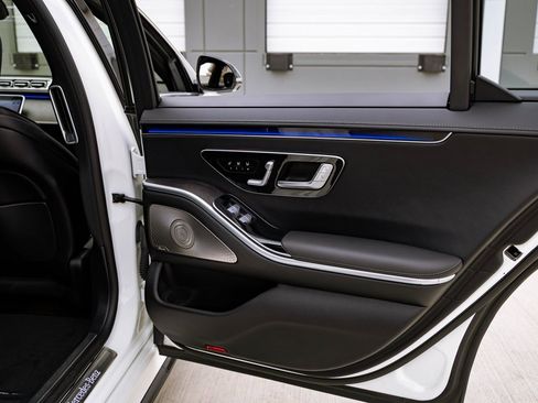 Used 2022 Mercedes-Benz S 580 4MATIC Sedan w/ AMG Line Package image 27