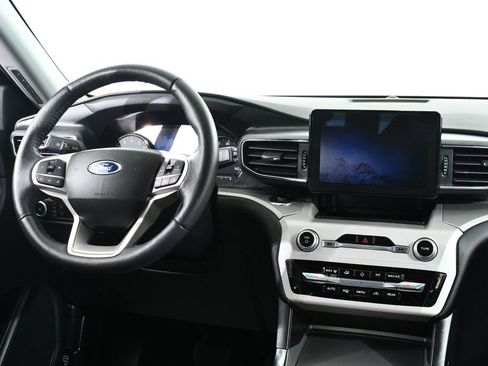 Used 2023 Ford Explorer XLT w/ Equipment Group 202A image 8