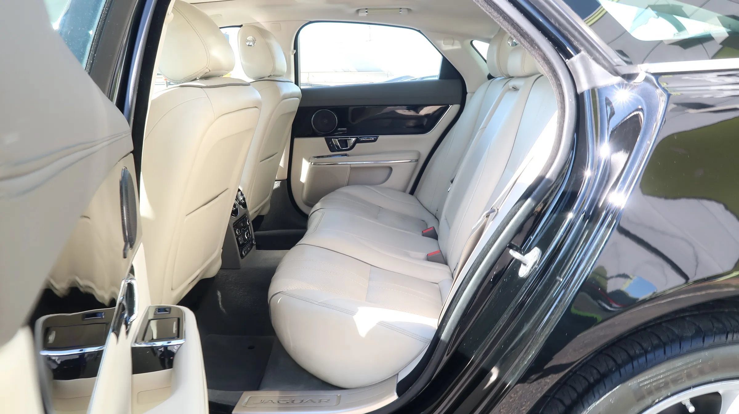 Used 2017 Jaguar XJ R-Sport RWD image 18