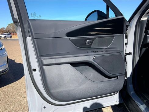 New 2026 Lincoln Nautilus Premier image 10