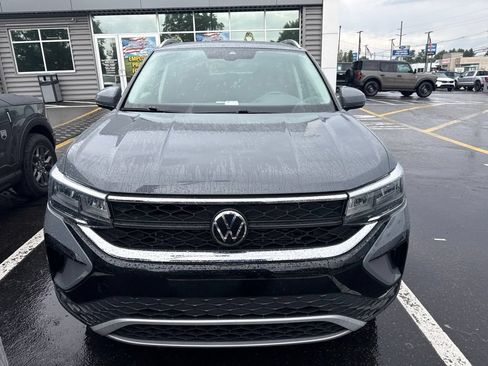 Used 2023 Volkswagen Taos SE AWD/4WD image 2