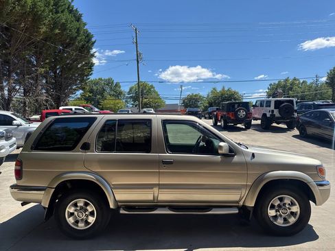 Used 1999 Nissan Pathfinder LE AWD/4WD image 7