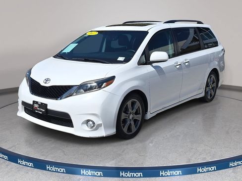 Used 2017 Toyota Sienna SE Premium FWD image 1