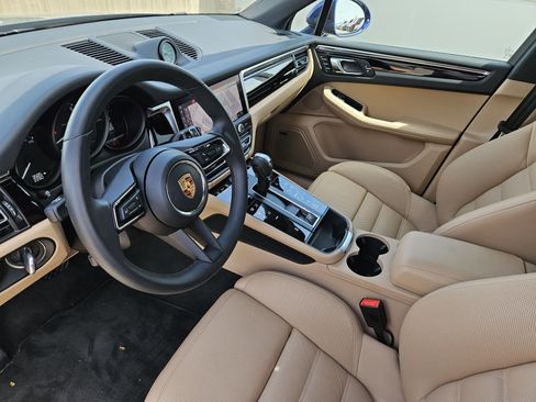 Certified 2025 Porsche Macan image 4