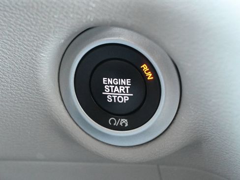 Used 2023 Chrysler Pacifica Touring-L FWD image 16