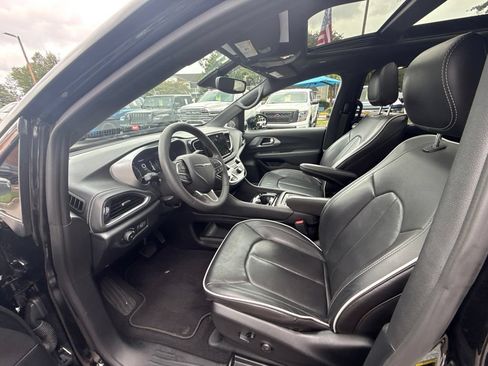 Used 2026 Chrysler Pacifica Limited FWD image 13