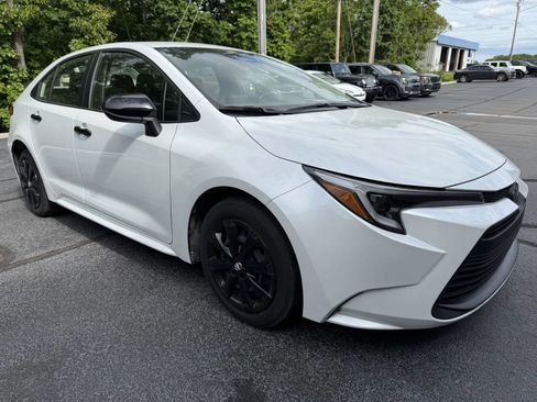Used 2025 Toyota Corolla LE FWD image 5