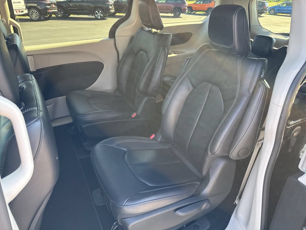 Used 2024 Chrysler Pacifica Limited FWD image 15
