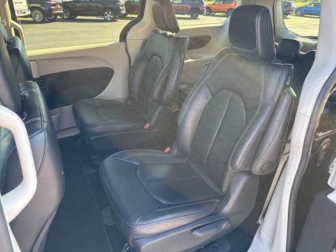Used 2024 Chrysler Pacifica Limited FWD image 15