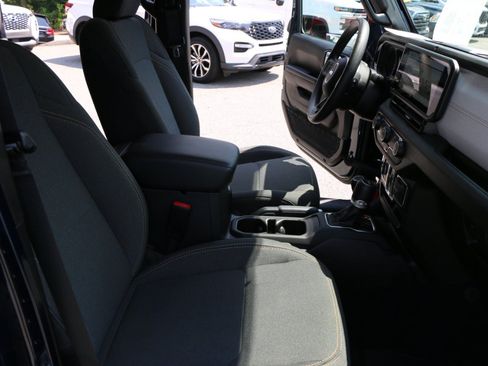 Used 2025 Jeep Gladiator Sport AWD/4WD image 23
