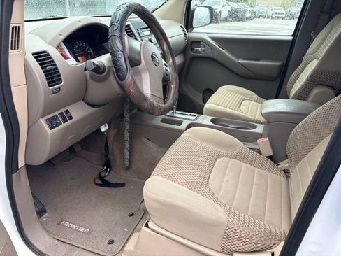 Used 2011 Nissan Frontier SV AWD/4WD image 10
