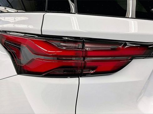 Used 2023 Chevrolet Traverse LT image 32