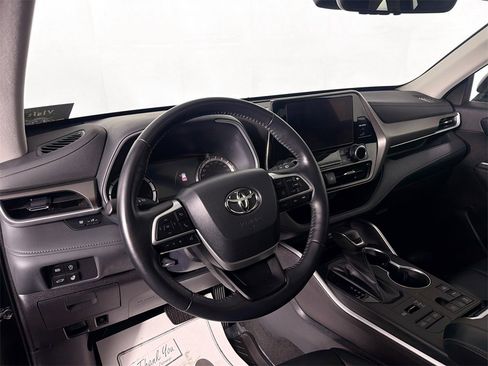 Used 2023 Toyota Highlander L image 9