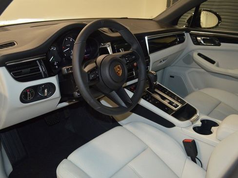 New 2026 Porsche Macan image 4