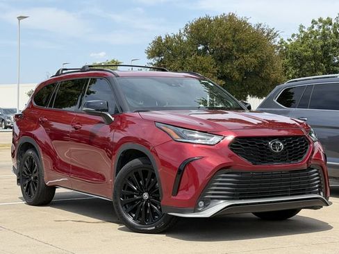 Used 2023 Toyota Highlander XSE FWD image 2