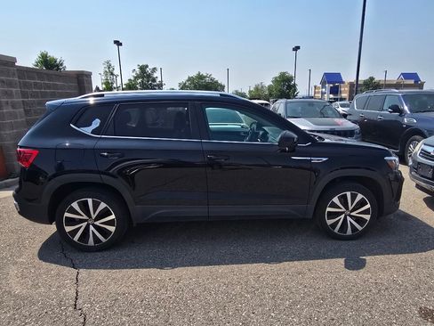 Used 2023 Volkswagen Taos SE w/ Panoramic Sunroof Package FWD image 6
