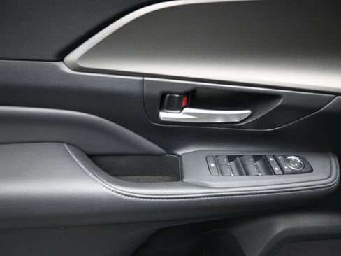 Used 2025 Toyota Grand Highlander AWD image 20