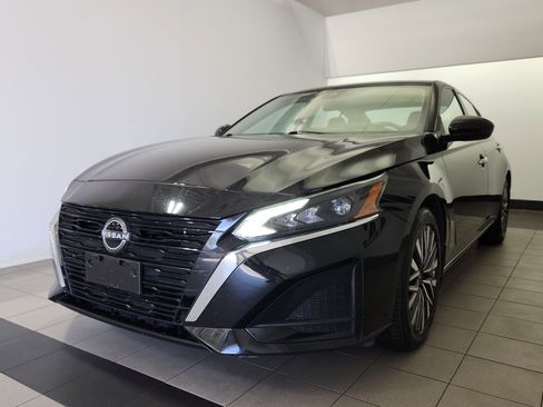 Used 2024 Nissan Altima 2.5 SV w/ SV Premium Package FWD image 2