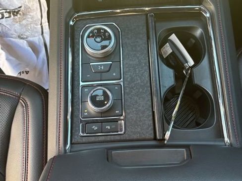 Used 2024 Ford Expedition Limited image 17