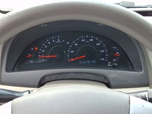 Used 2010 Toyota Camry LE FWD image 15