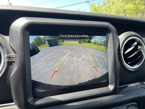 Used 2018 Jeep Wrangler Unlimited Sahara AWD/4WD image 25