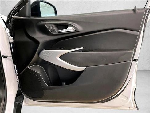 Used 2024 Chevrolet Trax RS FWD image 19