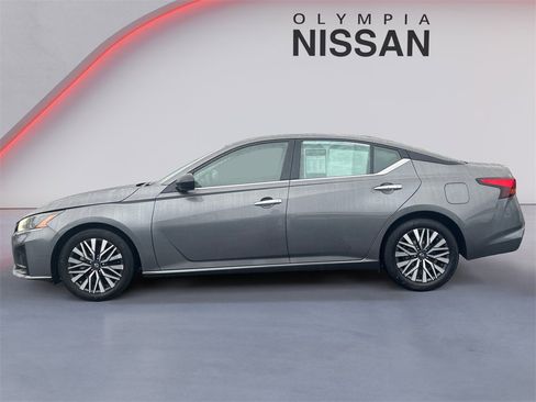 Used 2024 Nissan Altima 2.5 SV image 2