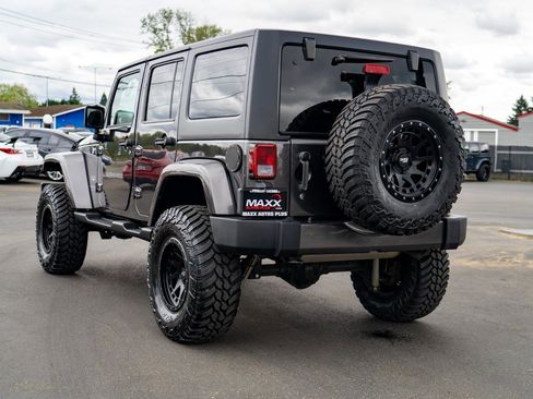 Used 2018 Jeep Wrangler Unlimited Sahara w/ Connectivity Group AWD/4WD image 11