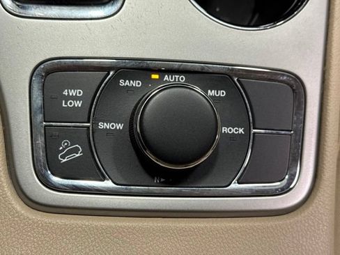 Used 2019 Jeep Grand Cherokee Laredo AWD/4WD image 21