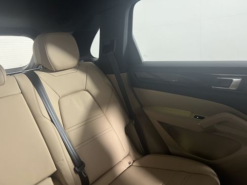 Certified 2023 Porsche Cayenne AWD/4WD image 17