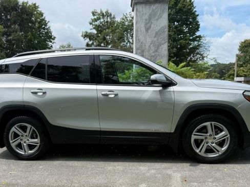 Used 2019 GMC Terrain SLE w/ Driver Convenience Package FWD image 2